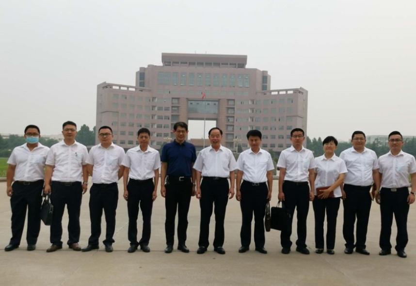 齊峰團(tuán)隊進(jìn)大學(xué)校園