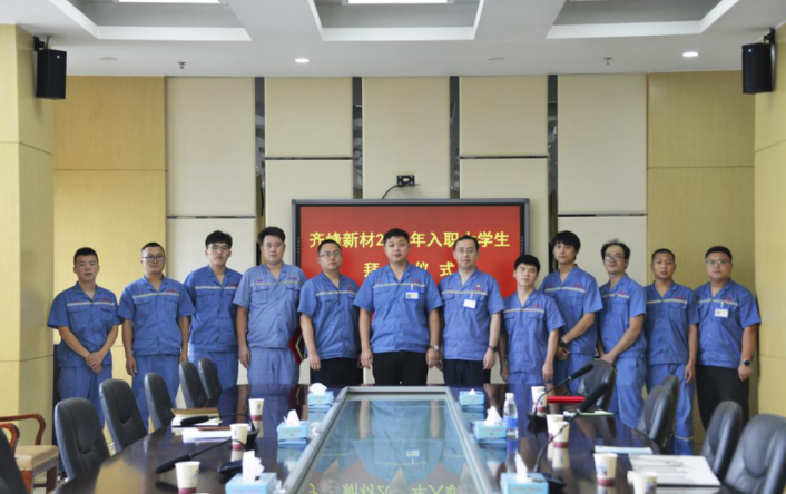 公司舉行新入職大學(xué)生拜師儀式